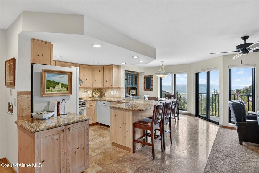 Luxury ski-in/ski-out Highland Village condo with a warm rustic - photo 18