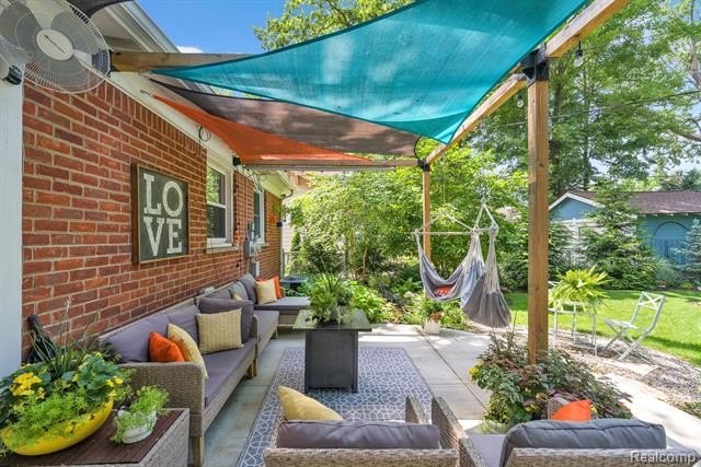 Beautifully renovated ranch located in the heart of Pleasant - photo 3