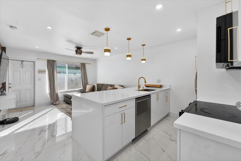 Well-maintained duplex in the heart of Oakland Park offering - photo 2