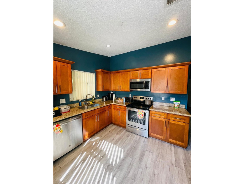 Beautiful and well-maintained home located in a desirable gated - photo 3