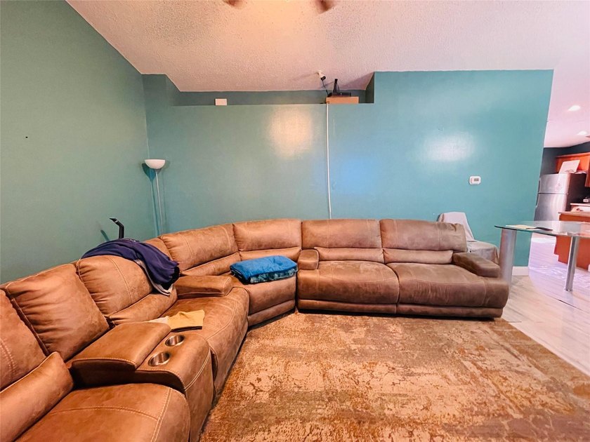 Beautiful and well-maintained home located in a desirable gated - photo 5