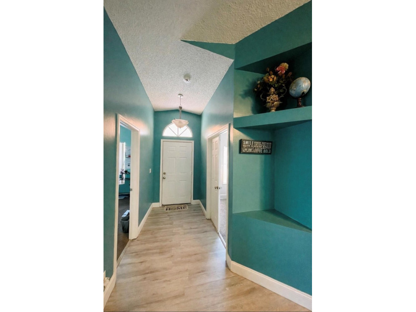 Beautiful and well-maintained home located in a desirable gated - photo 6