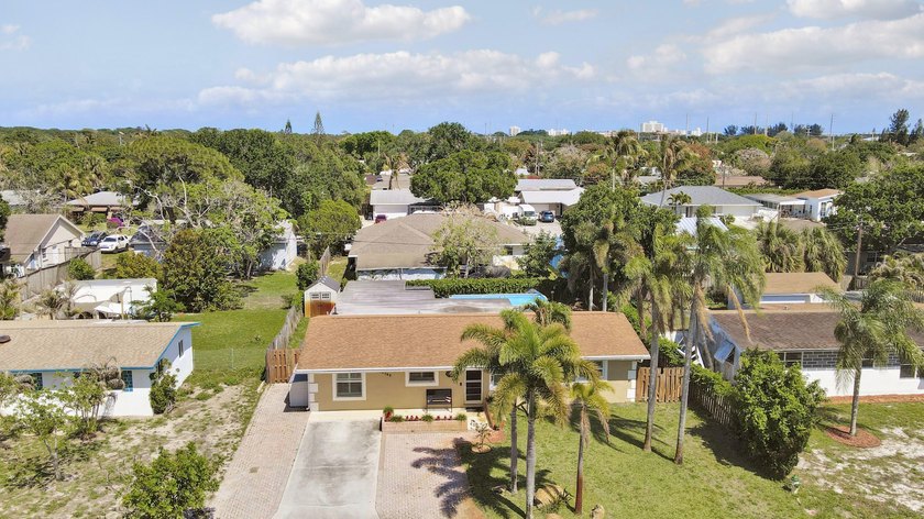Welcome to 19049 SE Robert Drive. This charming Jupiter home - photo 42