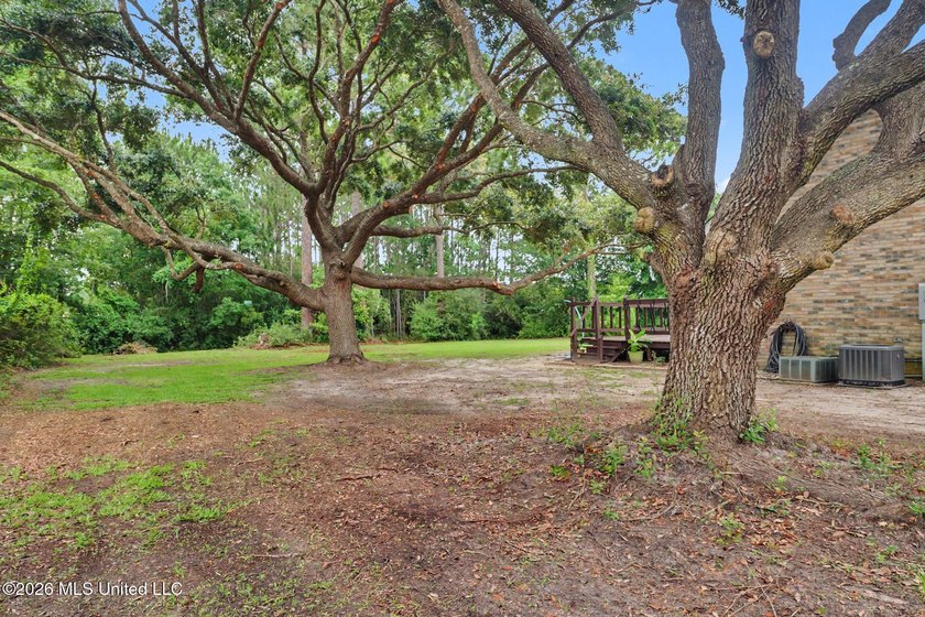 MOTIVATED SELLERS! Nestled in a quiet Cul de sac, this - photo 3