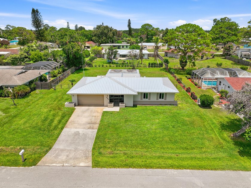 Fully renovated CBS home situated on an over sized .33 acre lot - photo 3