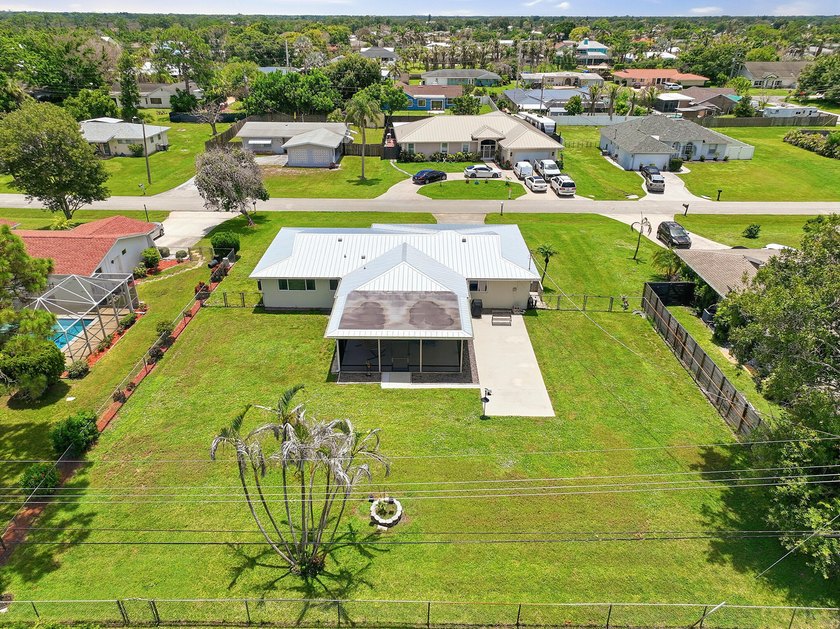 Fully renovated CBS home situated on an over sized .33 acre lot - photo 4