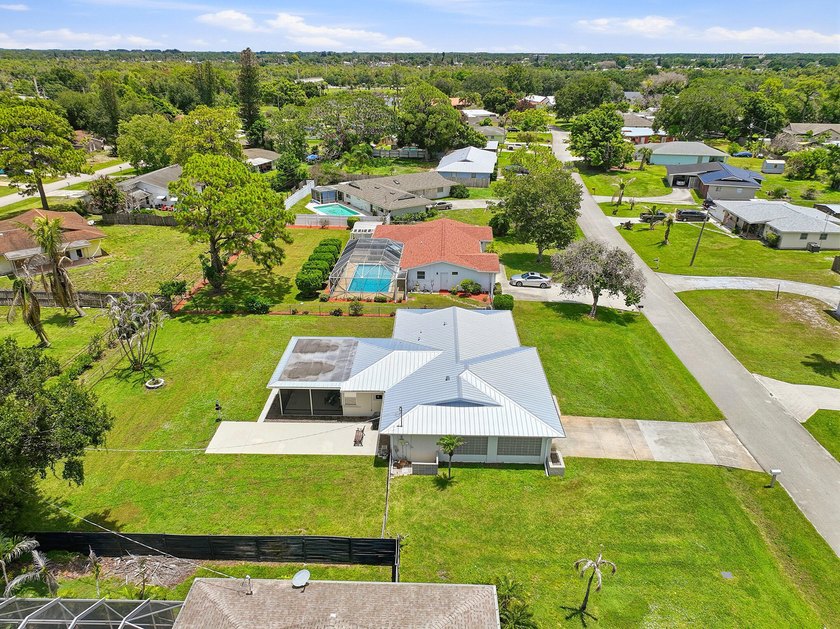 Fully renovated CBS home situated on an over sized .33 acre lot - photo 9