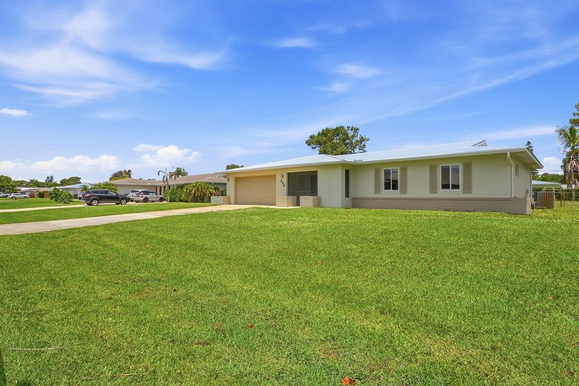 Fully renovated CBS home situated on an over sized .33 acre lot - photo 10