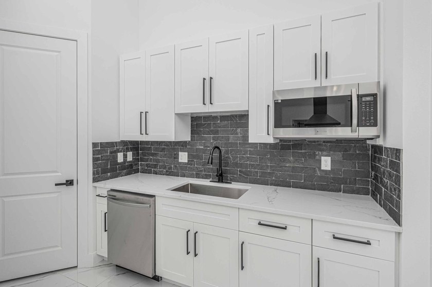 Stunning Move-In Ready New Construction on an Incredible Lot! - photo 4