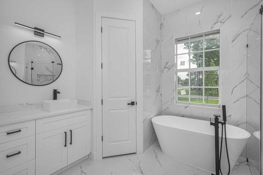 Stunning Move-In Ready New Construction on an Incredible Lot! - photo 9