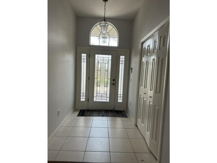 Beautiful corner lot! Lots of upgrades! Extra large screened - photo 2