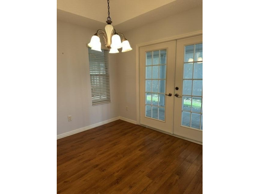 Beautiful corner lot! Lots of upgrades! Extra large screened - photo 5