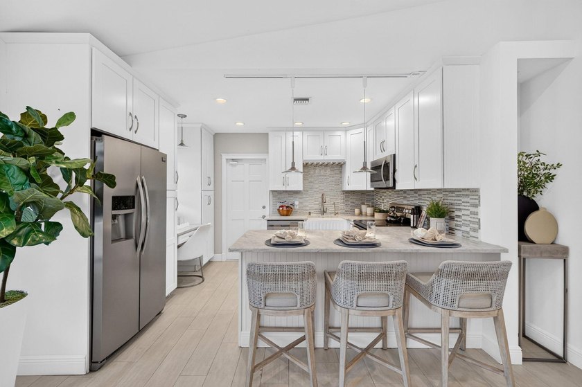 Beautifully updated Florida Ranch home overlooking Cliff Lake - photo 10