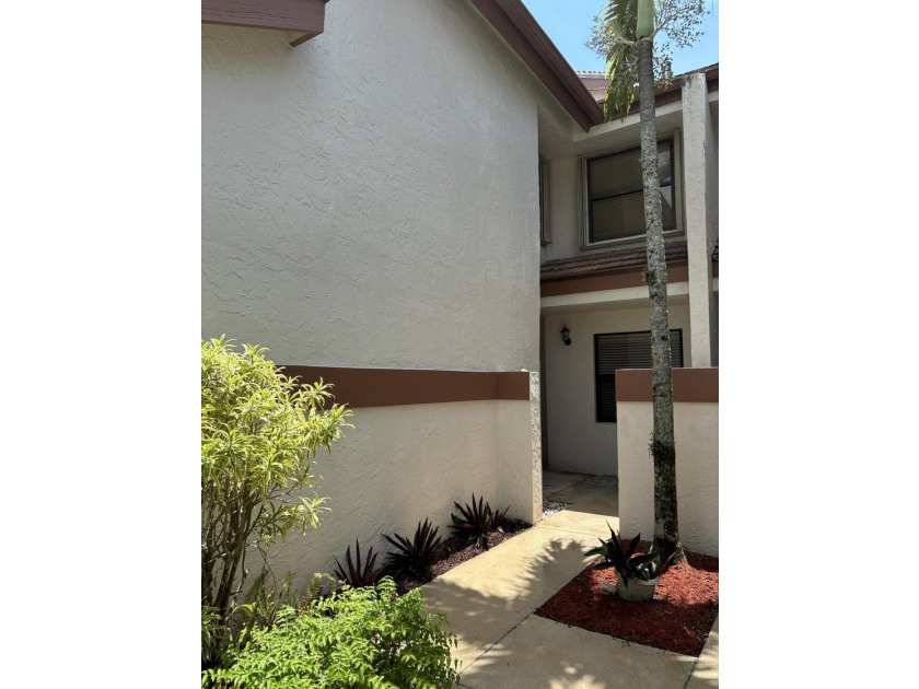 ONE LEVEL 1st floor condo is ready to move-in. Totally remodeled - photo 3