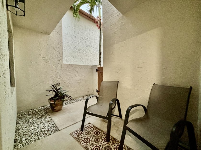ONE LEVEL 1st floor condo is ready to move-in. Totally remodeled - photo 4