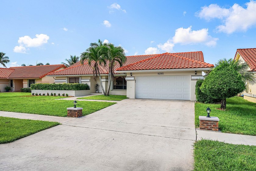 Beautiful, impeccably maintained, move-in ready 3/2/2 in the - photo 3