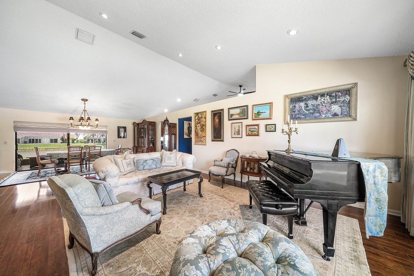 Beautiful, impeccably maintained, move-in ready 3/2/2 in the - photo 10
