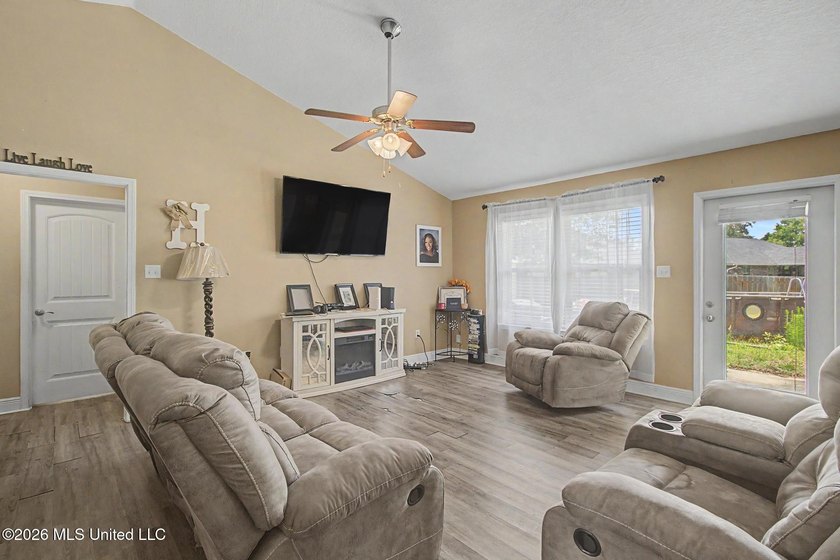 Welcome to South Pointe Subdivision in the highly sought-after - photo 3