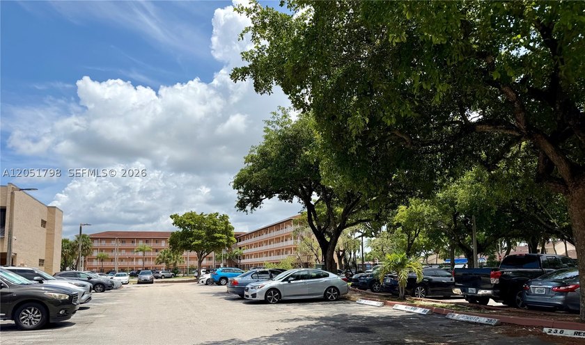 Welcome to this beautifully updated 1-bedroom, 1-bath condo - photo 4