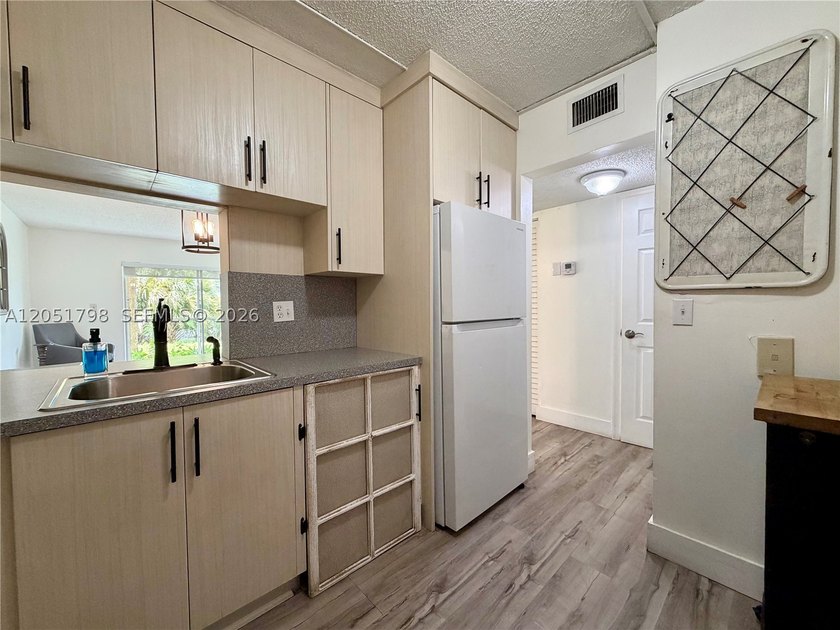 Welcome to this beautifully updated 1-bedroom, 1-bath condo - photo 7