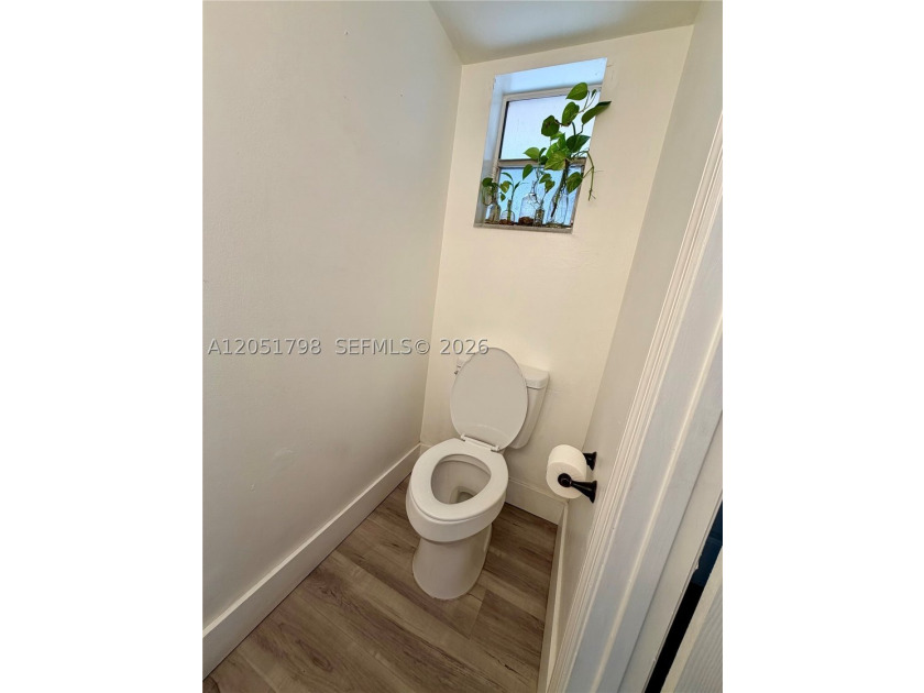 Welcome to this beautifully updated 1-bedroom, 1-bath condo - photo 9