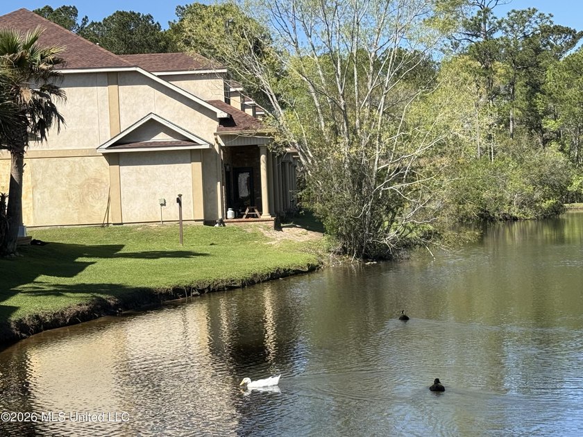 Beautiful Lakefront Townhome on Capri Place. The Desirable - photo 6