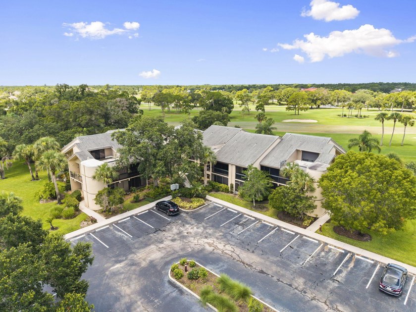 Fabulous opportunity! Beautiful and Rare 1st floor corner with 2 - photo 2