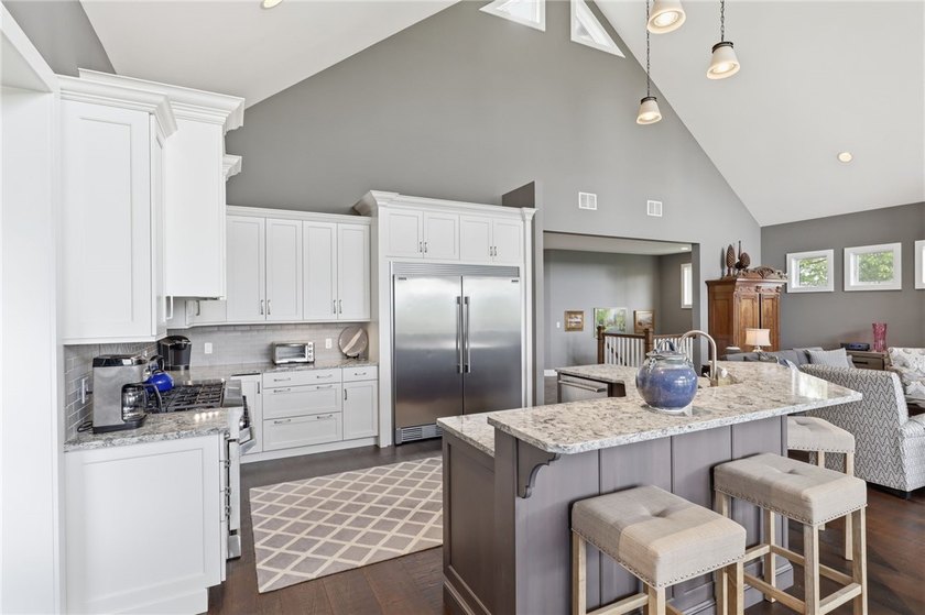 Welcome to this custom-built, quality 2015 residence perfectly - photo 11