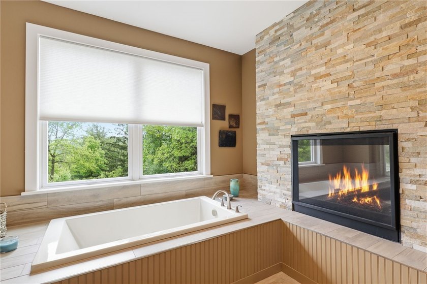 Welcome to this custom-built, quality 2015 residence perfectly - photo 17