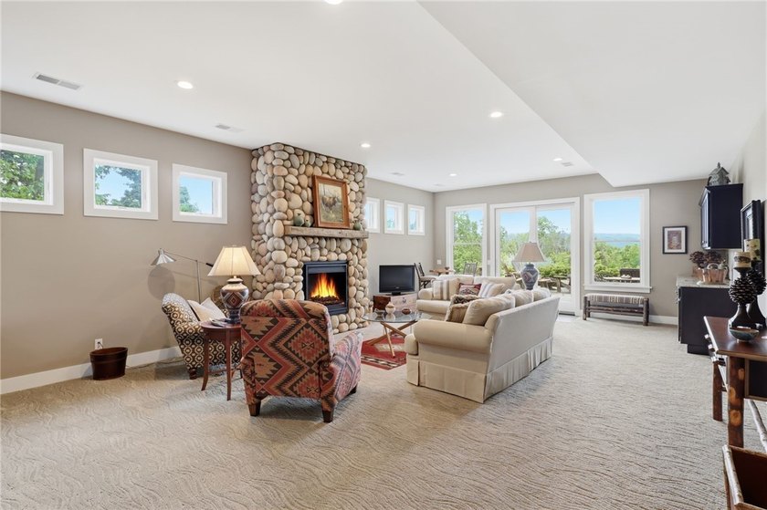 Welcome to this custom-built, quality 2015 residence perfectly - photo 21