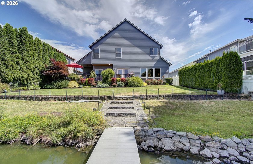 NEW LISTING. Living large on the shores of Fairview Lake. This - photo 2