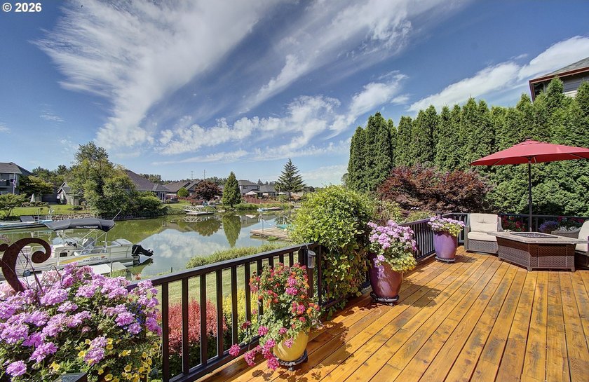 NEW LISTING. Living large on the shores of Fairview Lake. This - photo 3