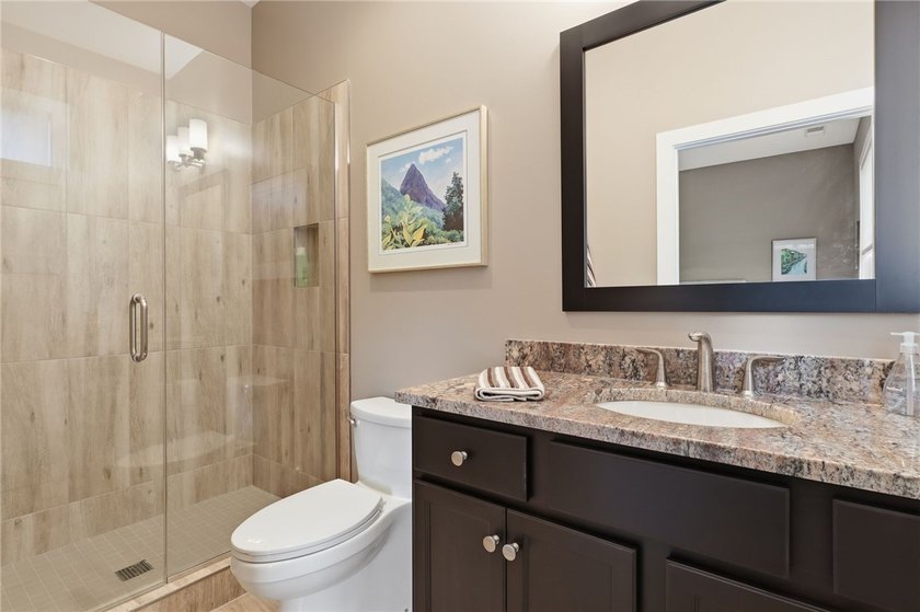 Welcome to this custom-built, quality 2015 residence perfectly - photo 26