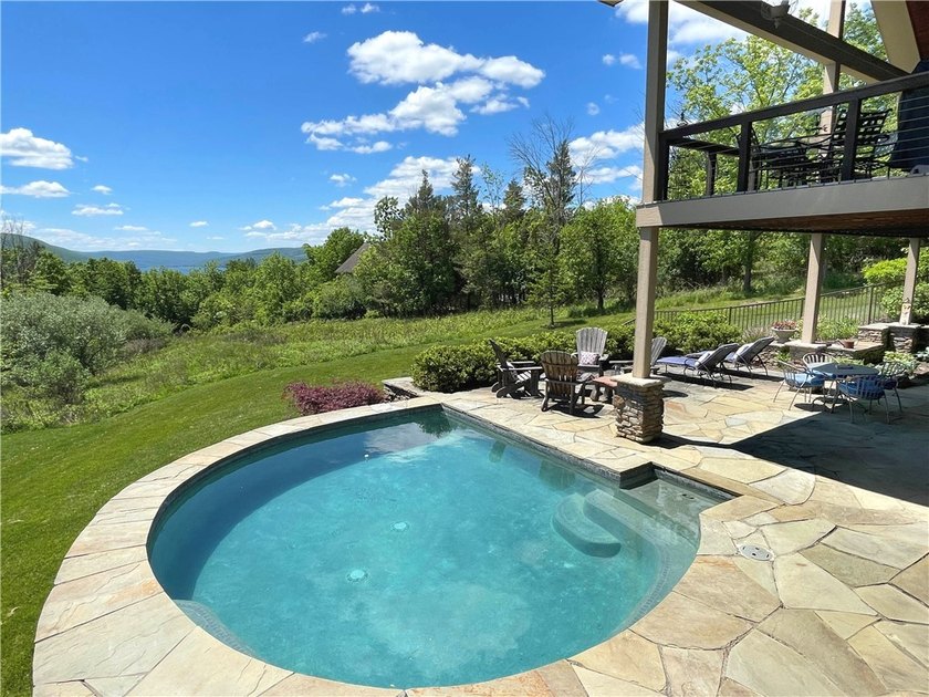 Welcome to this custom-built, quality 2015 residence perfectly - photo 36