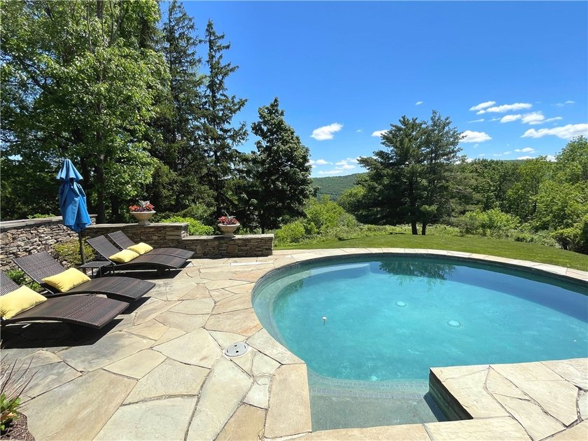 Welcome to this custom-built, quality 2015 residence perfectly - photo 37