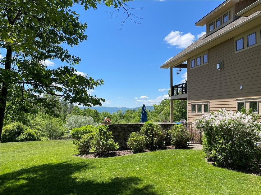 Welcome to this custom-built, quality 2015 residence perfectly - photo 41