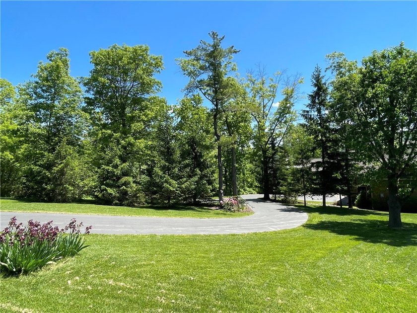 Welcome to this custom-built, quality 2015 residence perfectly - photo 47