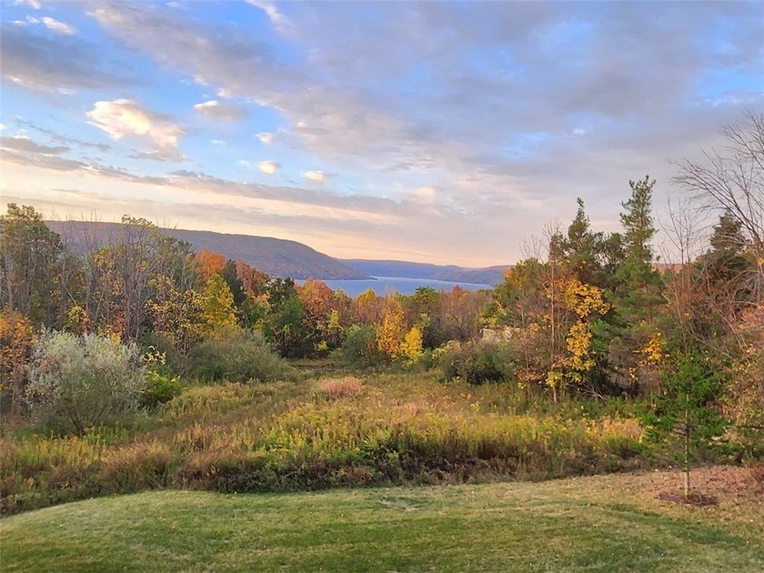 Welcome to this custom-built, quality 2015 residence perfectly - photo 50