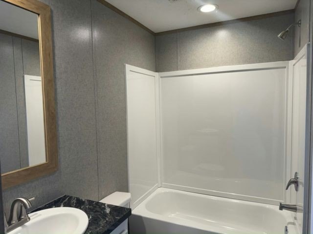 Make your new home in Grove Shores, a well-maintained - photo 3