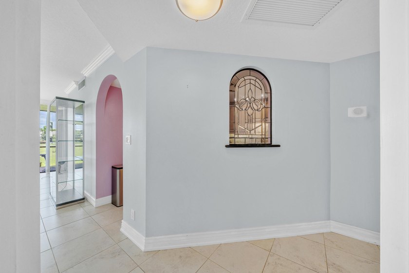 Wonderfully renovated 2 bedrooms, 2 bath condo unit in great - photo 6