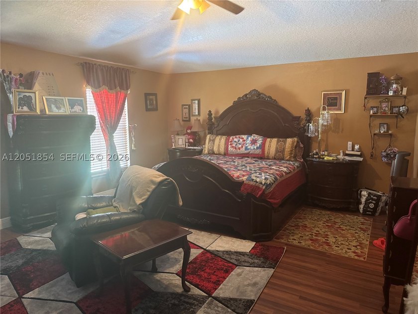 Spacious 4BR/3BA home in the desirable Floresta Pointe community - photo 7