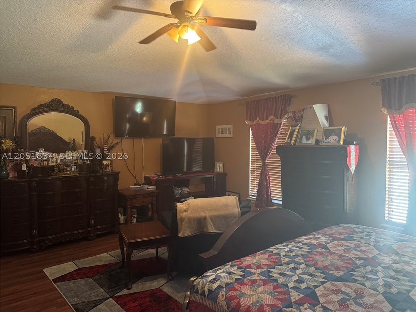 Spacious 4BR/3BA home in the desirable Floresta Pointe community - photo 8