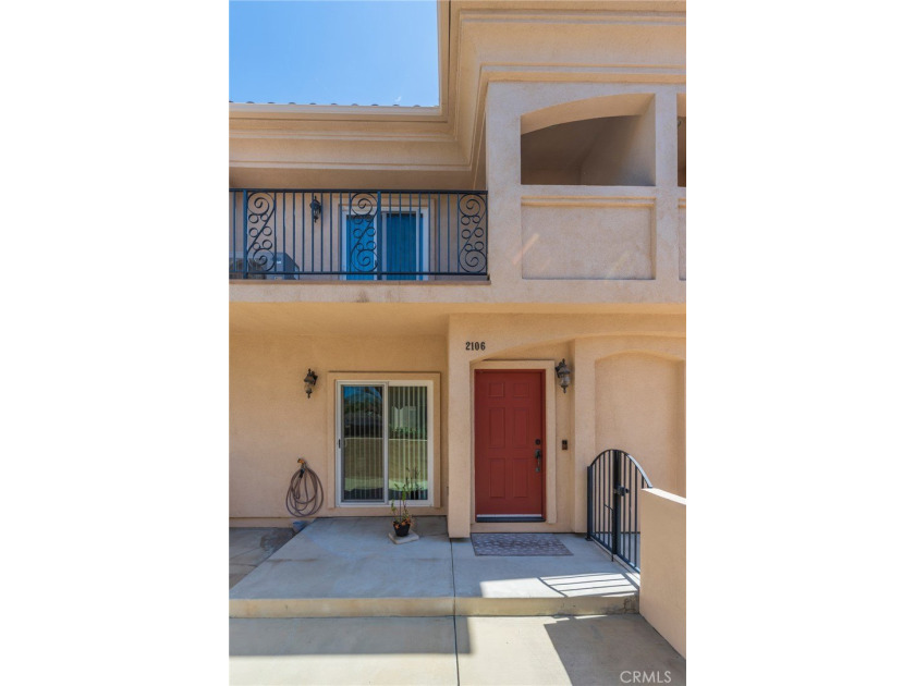 Beautiful move-in ready townhome located in a small development - photo 2