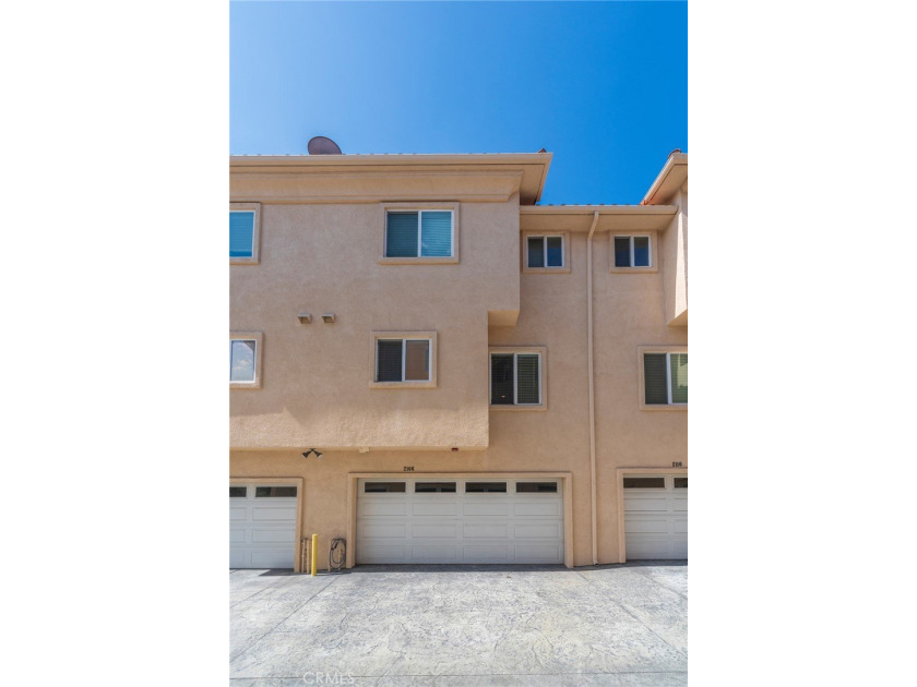 Beautiful move-in ready townhome located in a small development - photo 3