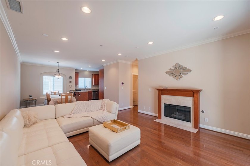 Beautiful move-in ready townhome located in a small development - photo 5
