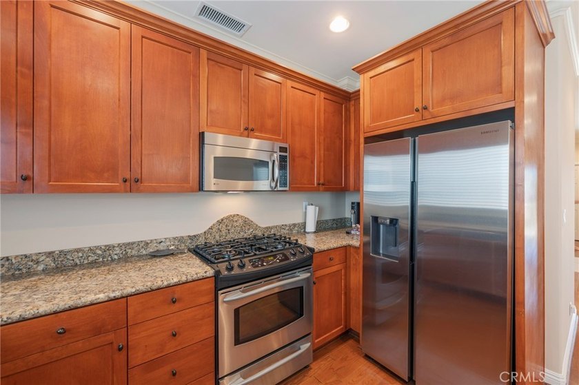 Beautiful move-in ready townhome located in a small development - photo 10