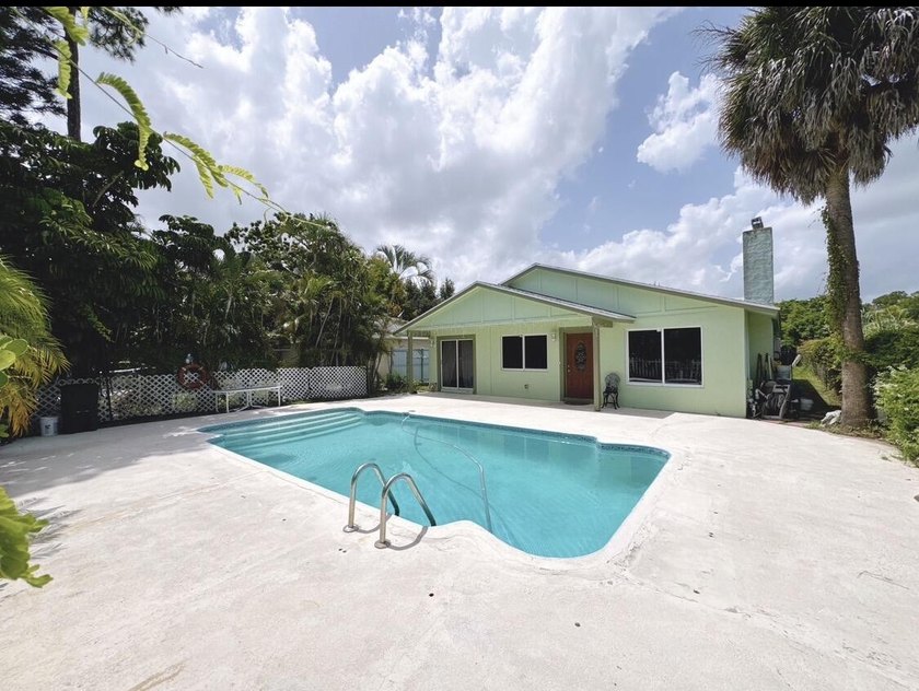 This property without HOA, located near shopping, dining - photo 2
