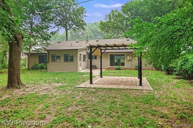 Welcome to your own lakeside oasis! This beautifully updated - photo 22