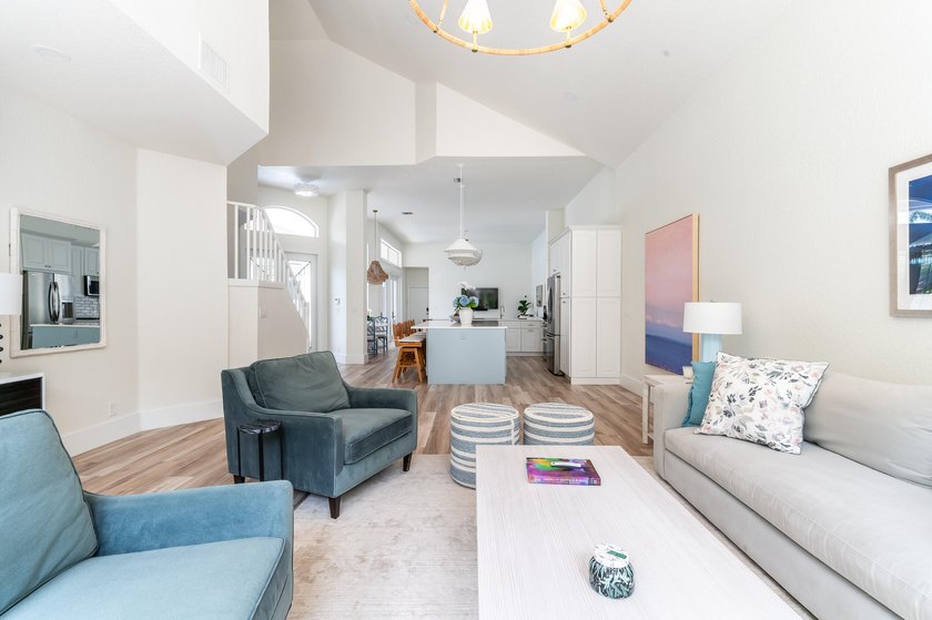 Beautifully renovated and move-in ready, this 5-bedroom, 4-bath - photo 7