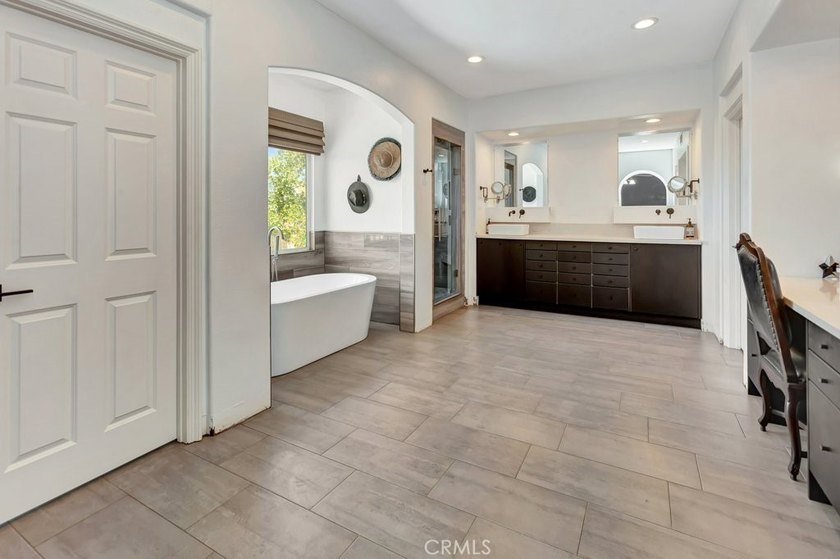 LOCATION! LOCATION! This Gorgeous Home Is Located On A Premier - photo 24
